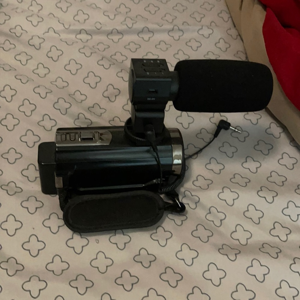 I’m selling this camcorder I used it for YouTube.